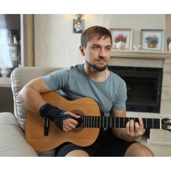 Ортез на променево-зап'ястний суглоб із металевою шиною універсальний Алком 4069