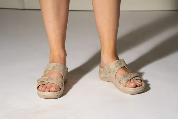 Жіночі шльопанці Leon Золотий 906-Золотистий-блиск ортопедія