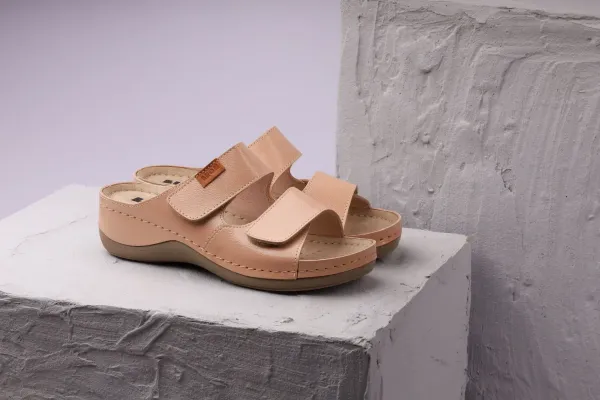 Жіночі шльопанці Leon Пудровий 931-лак-36 ортопедія