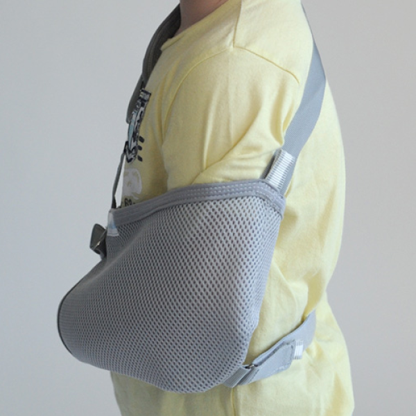 Бандаж – підтримувач руки (хустинка) дитячий Алком 3004 Kids