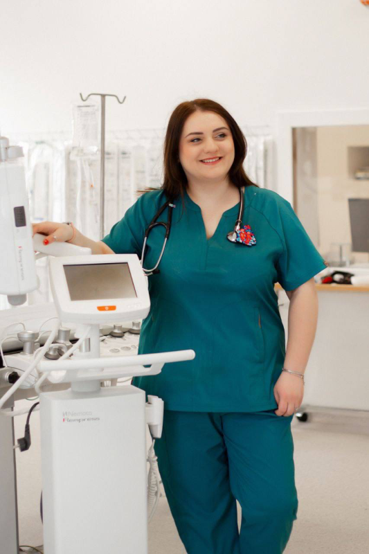 Ніка Жіночий Медичний Костюм колір Брильянтовий зелений Ніка Жіночий Медичний Костюм колір Брильянтовий зелений