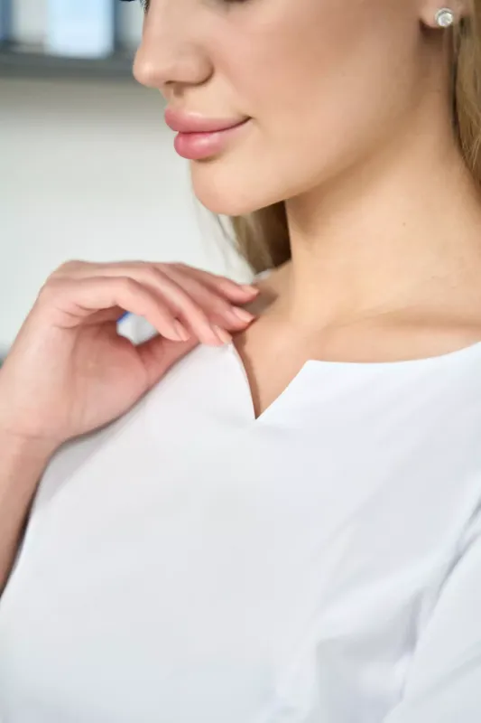 Медичний Костюм з вишивкою "Ірис " білий з темно синіми штанами 